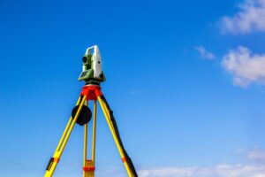 Profissional da GeoMappa realizando levantamento topográfico com equipamento de alta precisão em campo aberto